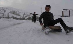Hasköy'de çocuklar karın keyfini kayarak çıkardı
