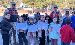 Jandarma, öğrencilerin karne heyecanına ortak oldu