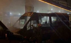 Kağıthane'de benzin istasyonunda 2 minibüs alev aldı