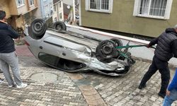 Kağıthane'de faciadan dönüldü: Doğal gaz kutusuna çarpan otomobil takla attı