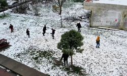 Kar yağışı altında futbol müsabakası dronla görüntülendi