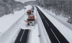 Karla kaplı Bolu Dağı'nda 'Kar kaplanları' böyle yolu açtı