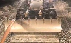 Karlı yolda mahsur kalan tır, iş makinesiyle kurtarıldı