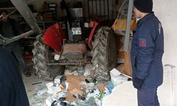 Kontrolden çıkan traktör iş yerine daldı