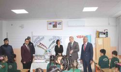 Köşk'te öğrencilerin yarıyıl karnelerini Kaymakam Taş verdi