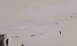 Mahsur kalan hastayı almaya giden helikoptere bez sallayarak yol gösterdi