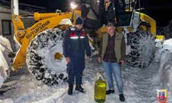 Malatya'da kardan kapanan yollarda ekipler vatandaşların yardımına koştu