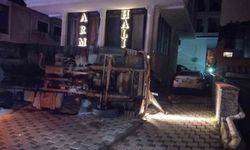 Maltepe'de moloz yüklü kamyonet otomobilin üzerine devrildi