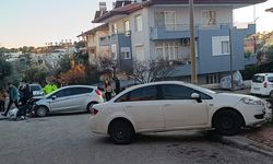 Manavgat'ta iki otomobil kavşakta çarpıştı: 2 yaralı