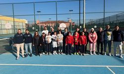Manisa'da genç sporcular tenis il birinciliği için ter döktü