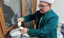 Manisa'da Miraç Kandili'nde 663 yıllık camide 80 kilo süt dağıtıldı