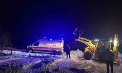 Mardin'de yolda mahsur kalan ambulansı belediye ekipleri kurtardı