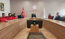 Müdür Yılmaz: 'Anaların izinde, babaların gölgesinde, öğretmenlerin rehberliğinde yürüyün'