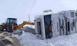 Muradiye'de gizli buzlanmadan dolayı tır devrildi