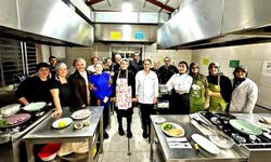 Ödüllü şef, Çeşme'de yeni aşçılar yetiştiriyor