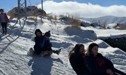 Öğretmen ve öğrencilerden kızak keyfi