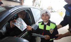 Polis ve jandarma kamuflajı ile denetim yapan depremzede çocuklar yürekleri ısıttı