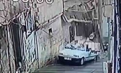 Şanlıurfa'da istinat duvarı otomobil üzerine devrildi