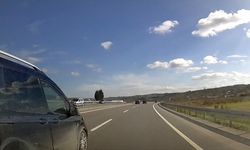 Şerit ihlali yaparak aracı silme geçti: Kazaya davetiye çıkaran sürücü canları hiçe saydı