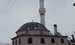 Sivas'ta şiddetli rüzgar cami minaresinin külahını uçurdu