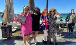 Soğuk havaya aldırmadılar, çocuklar ve hayvanlar için denize girdiler