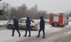 Tavşanlı'da kontkrolden çıkan otomobil karşı şeride geçti: 3 yaralı