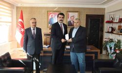 Tomarza'da vergi dairesi bünyesinde 41 yıl görev yapan memura kaymakamdan plaket