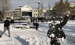 Tropikal misafirler kar yağışını görünce mest oldu