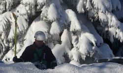 Uludağ'da beline kadar kara gömülen ekiplerin zorlu mesaisi