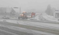 Van'da kar yağışı trafiği olumsuz etkiledi: Maddi hasarlı kazalar meydana geldi