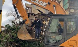 Yıkılan binadan bayrağı kurtaran zabıta personeli: 'Gönlüm el vermedi'