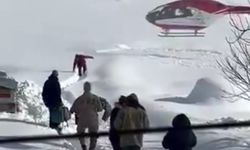 Yolu kapalı mahallede hastalanan bebek, helikopterle hastaneye ulaştırıldı