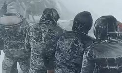 Yüksekova'da taziyeye gidenler fırtınaya yakalandı