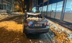 Ağrı'da çatıdan düşen kar ve buz kütlesi araca zarar verdi