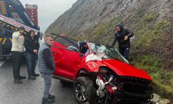 Balıkesir'de otomobil yoldan çıktı: 2 yaralı