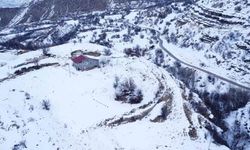 Beyaza bürünen 2 bin rakımdaki mahalleler havadan görüntülendi