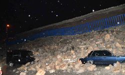 İstinat duvarının park halindeki araçların üzerine çöktüğü anlar kamerada