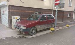 Kaldırıma park eden sürücü hem yayaları hem de engellileri hiçe saydı