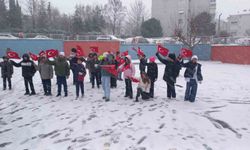 Kar ile bayraklar birleşti, okullar kırmızı-beyaza büründü