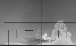 ABD, İran'a ait savaş gemisinin torpido ile vurulma anlarını paylaştı