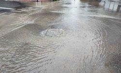 Adana'da içme suyu borusu patladı, cadde göle döndü