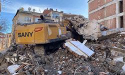 Ağır hasarlı binanın enkazı iş makinesinin üstüne yıkıldı