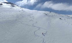 Ağrı Dağı'ndan kayan kayakseverler, Ağrı Dağı'nın Iğdır tarafına kayak merkezi yapılması çağrısında bulundu