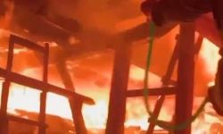 Ahşap ev alev topuna döndü