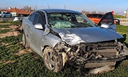 Aksaray'da otomobil tali yoldan çıkan araçla çarpıştı: 2 yaralı