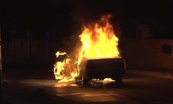 Alev topuna dönen Tofaş'tan geriye demir yığını kaldı