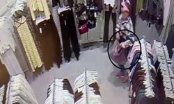 Alışveriş merkezinde çocuğunun yanında hırsızlık yapan kadın kamerada