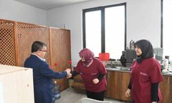 Altıeylül' de kadın emeğine karanfilli kutlama