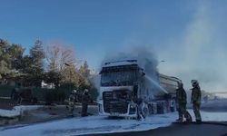 Ankara'da seyir halindeki hafriyat kamyonu yandı