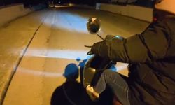 Annesine gece motor sürmeyi öğreten genç izleyenleri gülümsetti